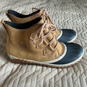 Sorel Tan and Black Waterproof Boots